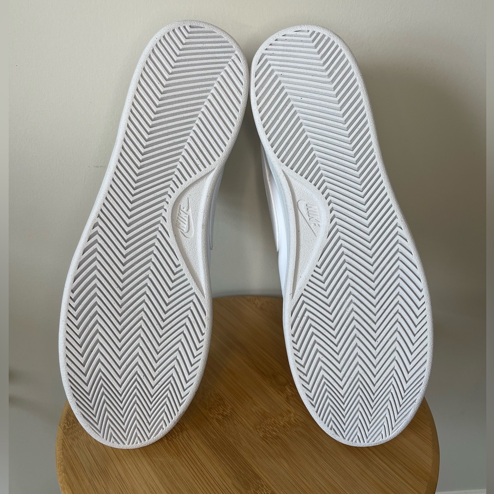 👟 White Nike Sneakers 👟 - Picture 6 of 8